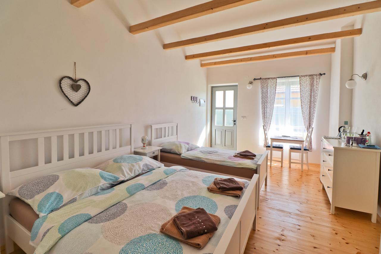 La Bobul Apartments Drnholec Kültér fotó